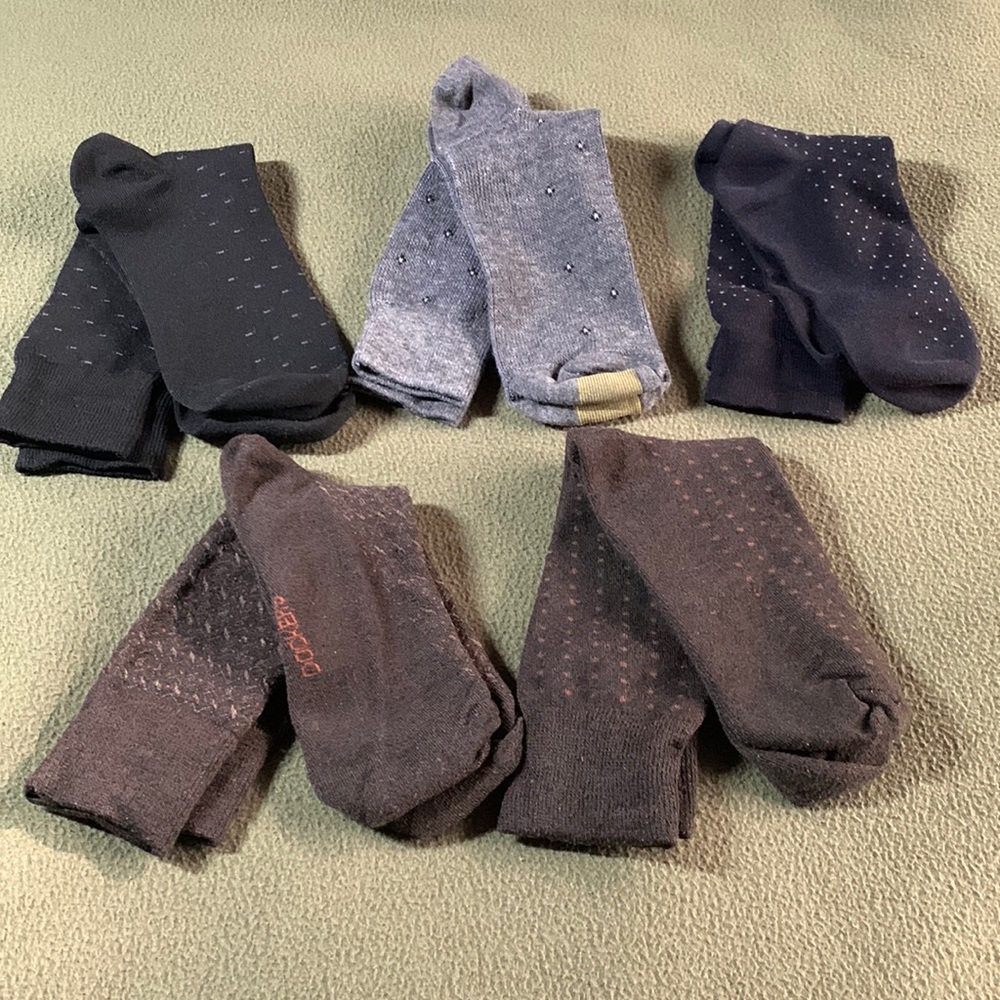 Lot of 5 Men’s dress socks.  2 brown 1 black Dockers, 1gray Gold Toe, 1 black
